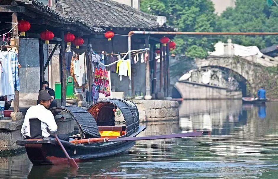 德名轩王老师起名字：给纺织品类产品起名字，可以考虑以下几个原则：